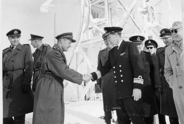5. oktober 1963: Forsvarssjef Folke Johanessen ønskes velkommen av oberst Bjørn A. Rørholt.